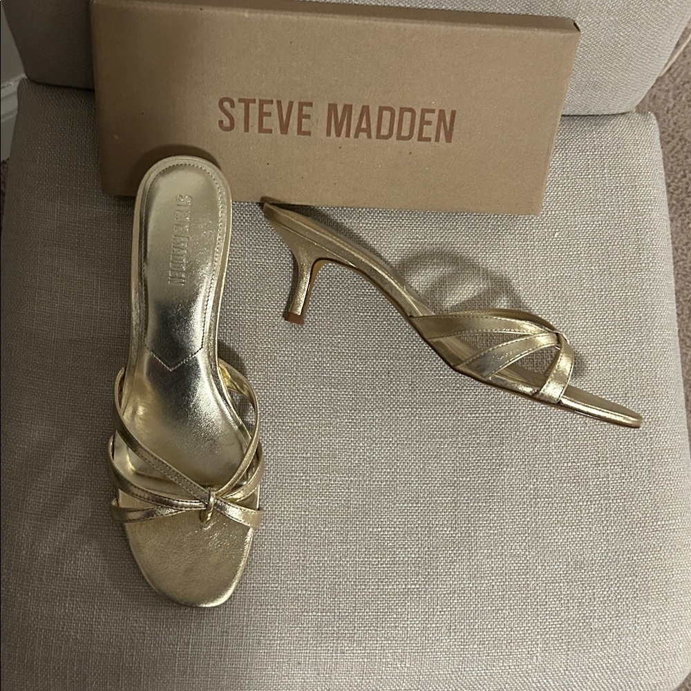 Steve Madden Gold Leather Sandsl - Picture 2 of 5